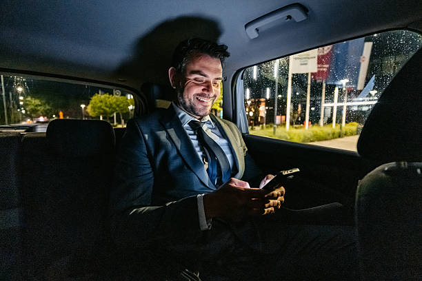 trabajador viajando en taxi de noche