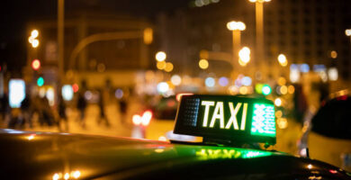 taxi de noche con luz de disponible encendida