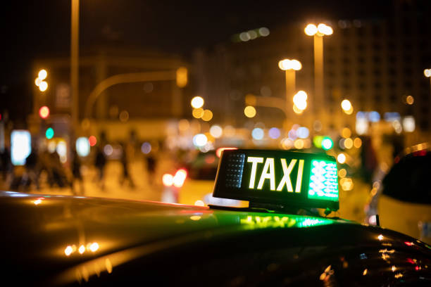 taxi de noche con luz de disponible encendida