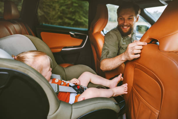 Interior de un taxi profesional con el conductor al volante y pantalla de navegación GPS durante un trayecto por carretera