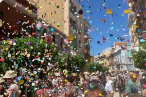 Lluvia de confeti de colores durante la cercavila de las fiestas mayores de Mollet del Vallès con público celebrando en la calle