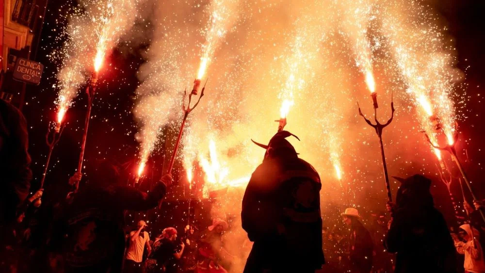 Correfoc nocturno durante las fiestas mayores de Mollet del Vallès con diables, fuego y chispas iluminando la calle
