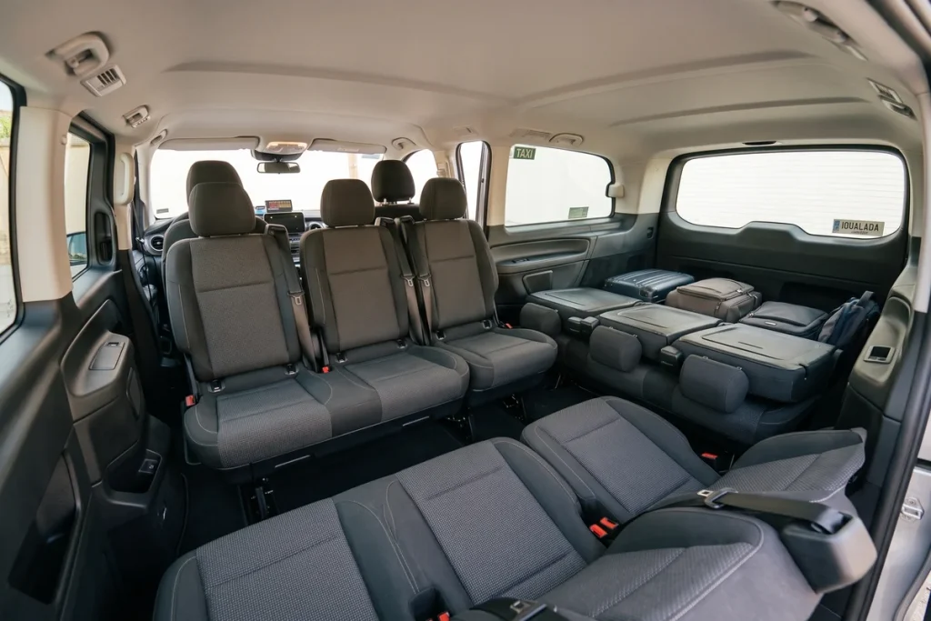 Interior amplio de un taxi monovolumen con múltiples asientos y espacio para equipaje en el Vallès Oriental
